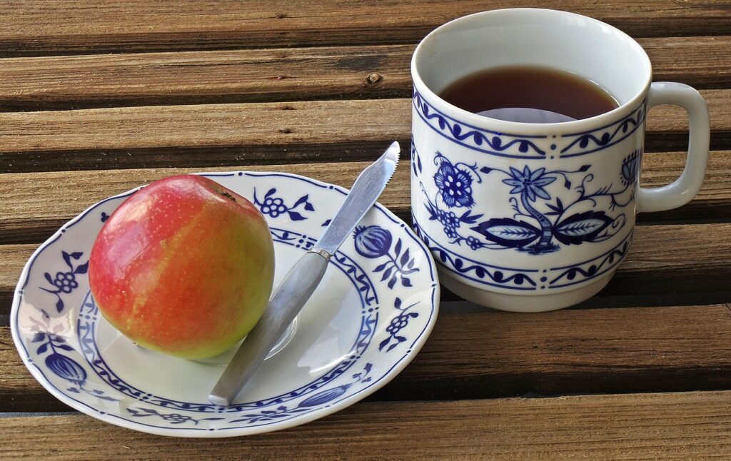 teetasse, apfel, teepot, obstmesser, teller, diät, frühstück, holztisch