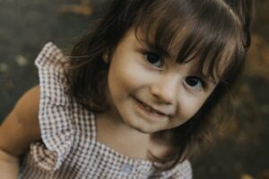 Kindergesundheit im Fokus: Darum sind Bio-Kleidung und schadstofffreies Spielzeug die bessere Wahl