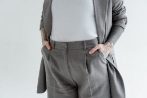 Warum graue Hosen zu den vielseitigsten Basics im Kleiderschrank gehören: Styling Tipps für Alltag und Büro